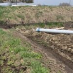 農家の春は過酷すぎる…側溝掘りという重労働の現実